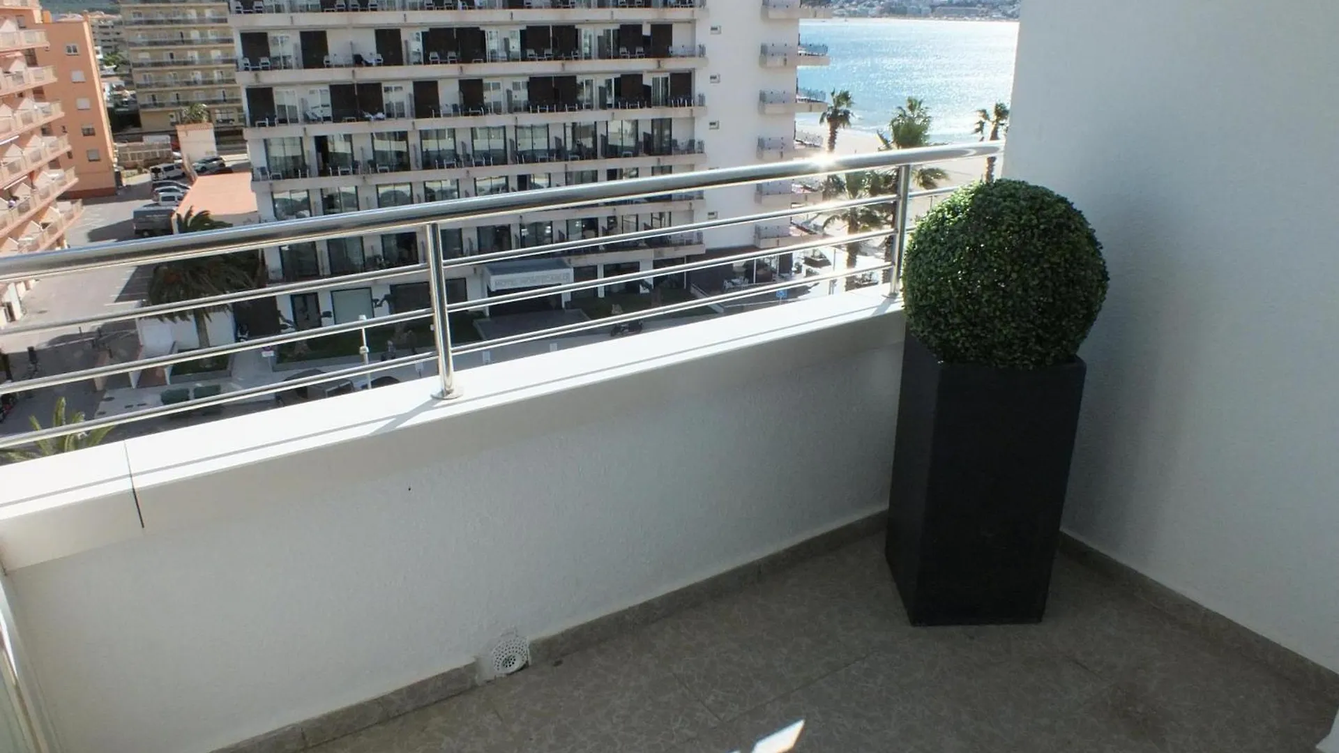 Apartamento En Rosas Santa-Margarita, Con Vistas Al Mar, Piscina, Y Acceso Directo A La Playa - Es-204-42 Roses